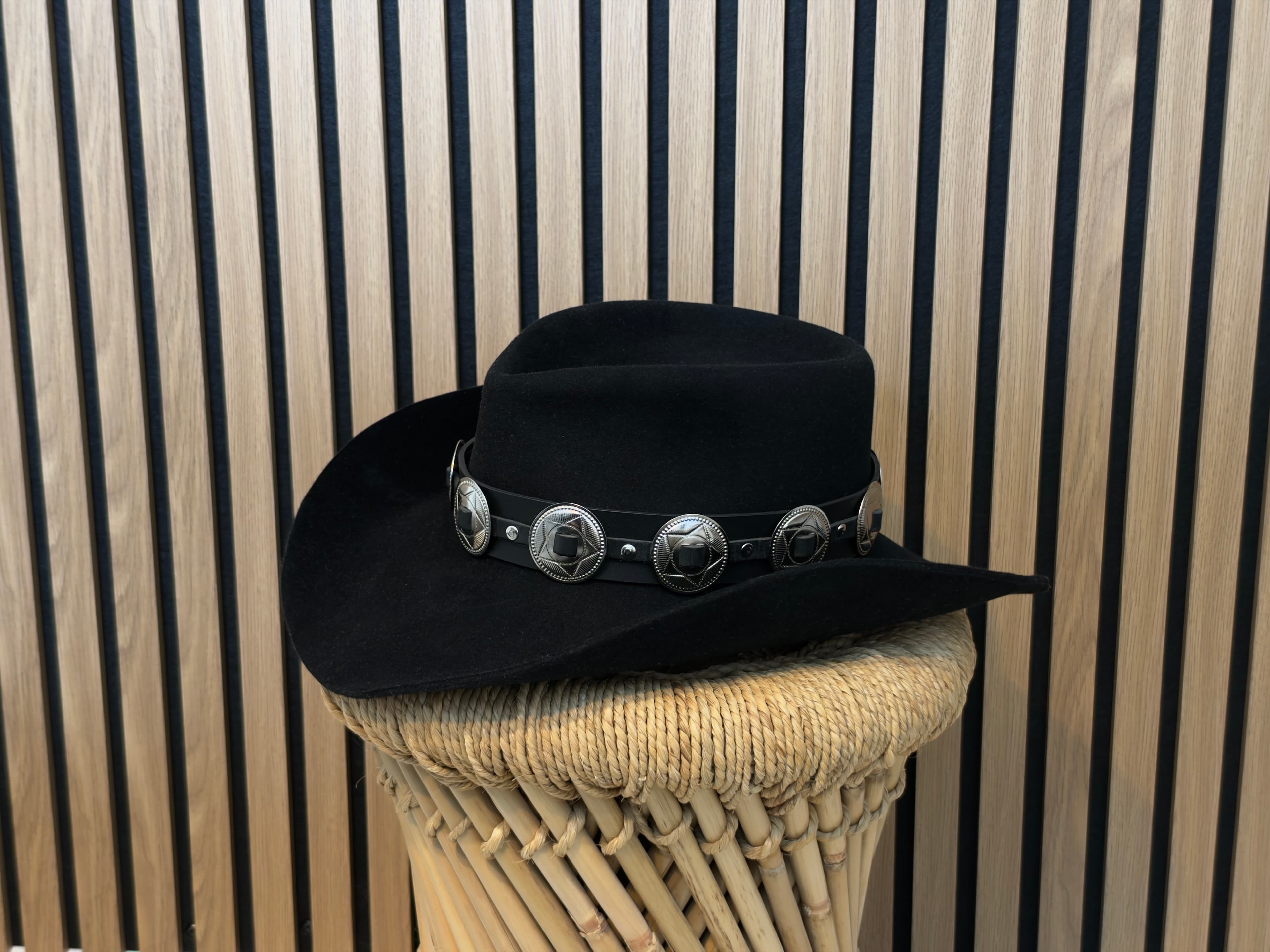 Musta hattu, jossa concho-nauha ja merkkejä